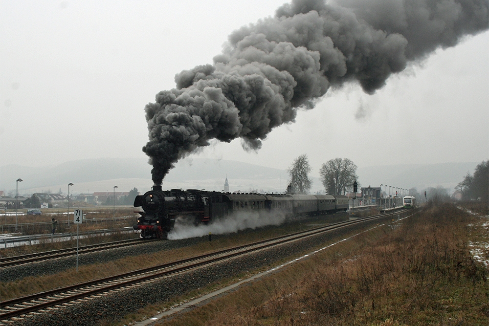 01 1066 der Ulmer Eisenbahnfreunde mit einem Sonderzug von Stuttgart nach Arnstadt bei der Abfahrt in Grimmenthal (28.01.2012)