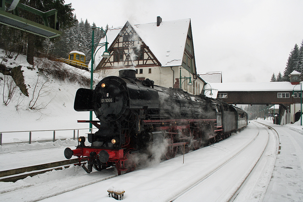 01 1066 der Ulmer Eisenbahnfreunde mit einem Sonderzug von Stuttgart nach Arnstadt in Oberhof (28.01.2012)