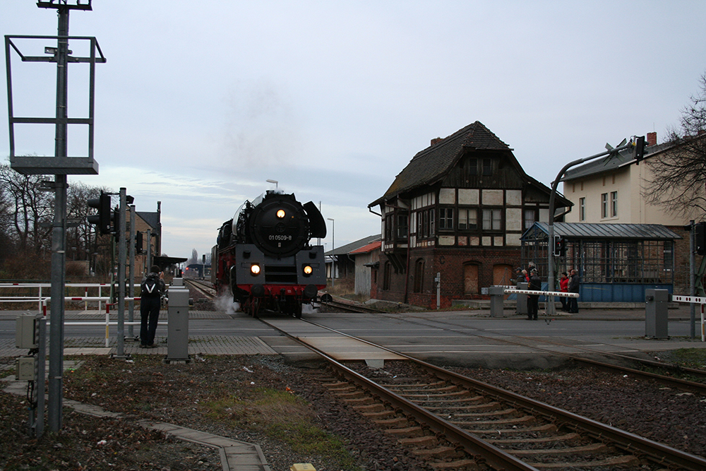 01 509 der Pressnitztalbahn GmbH als Lz-Fahrt Halberstadt - Thale in Quedlinburg (04.12.2011)