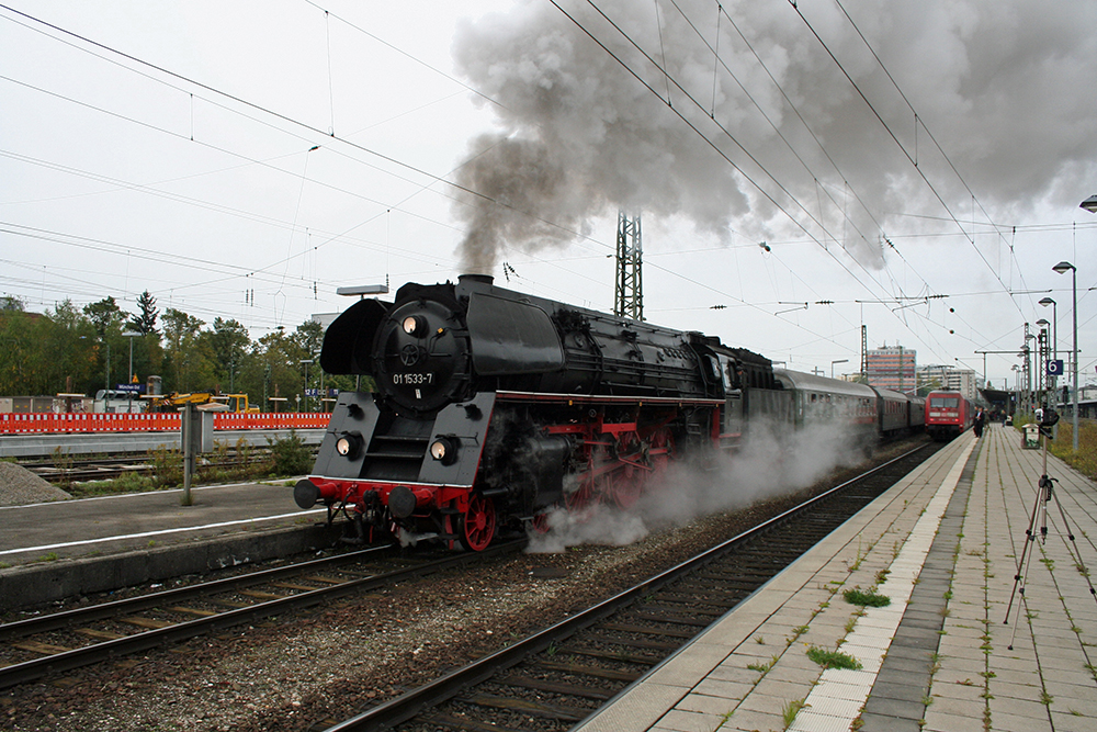 01 533 der GEG mit einem Sonderzug von Stuttgart ber Augsburg, Mnchen, Mhldorf und Salzburg nach Ampflwang, hier bei der Abfahrt in Mnchen-Ost (02.10.2010)