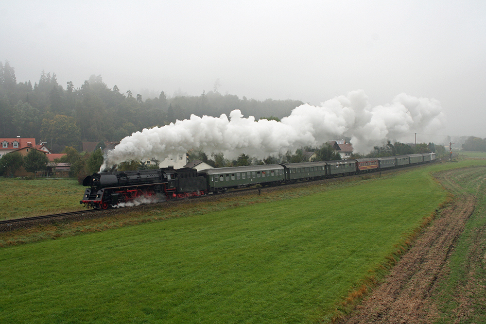 01 533 der GEG mit einem Sonderzug von Stuttgart ber Augsburg, Mnchen, Mhldorf und Salzburg nach Ampflwang, hier nahe Garching (Alz) (02.10.2010)