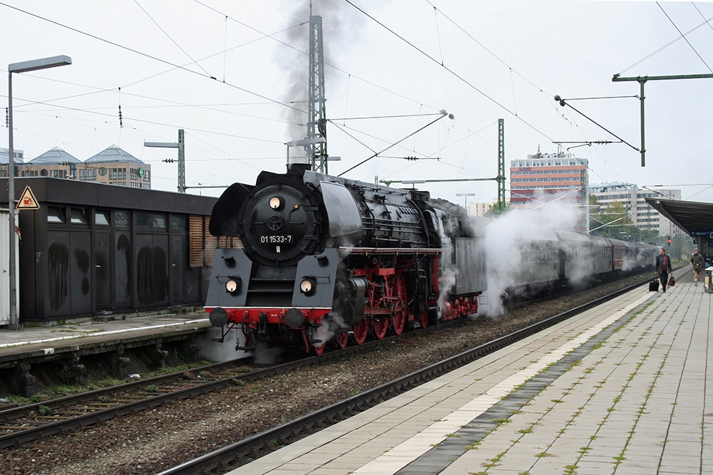 01 533 der GEG mit einem Sonderzug von Stuttgart ber Augsburg, Mnchen, Mhldorf und Salzburg nach Ampflwang, hier in Mnchen-Ost (02.10.2010)