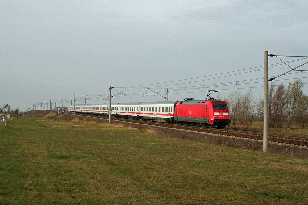 101 011 mit IC 2048 (Leipzig – Hannover – Kln) nahe Leipzig/Halle Flughafen (26.11.2011)
