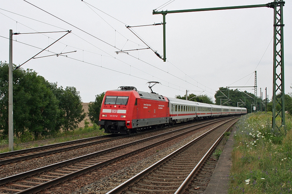 101 017 mit IC 2154 (Leipzig – Frankfurt/Main) (Schkortleben, 21.07.2011)