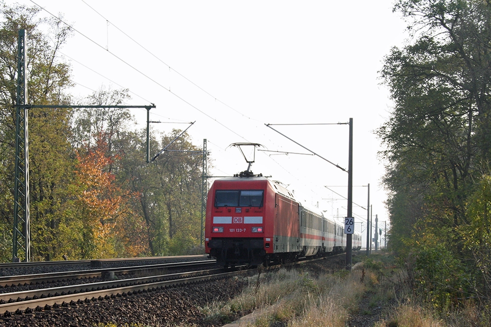 101 033 mit IC 2356 (Ostseebad Binz – Frankfurt/Main) (Schkortleben, 06.11.2011)
