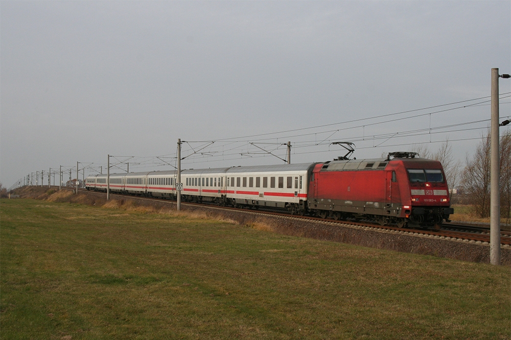 101 083 mit IC 2445 (Kln – Hannover – Leipzig) nahe Leipzig/Halle Flughafen (26.11.2011)