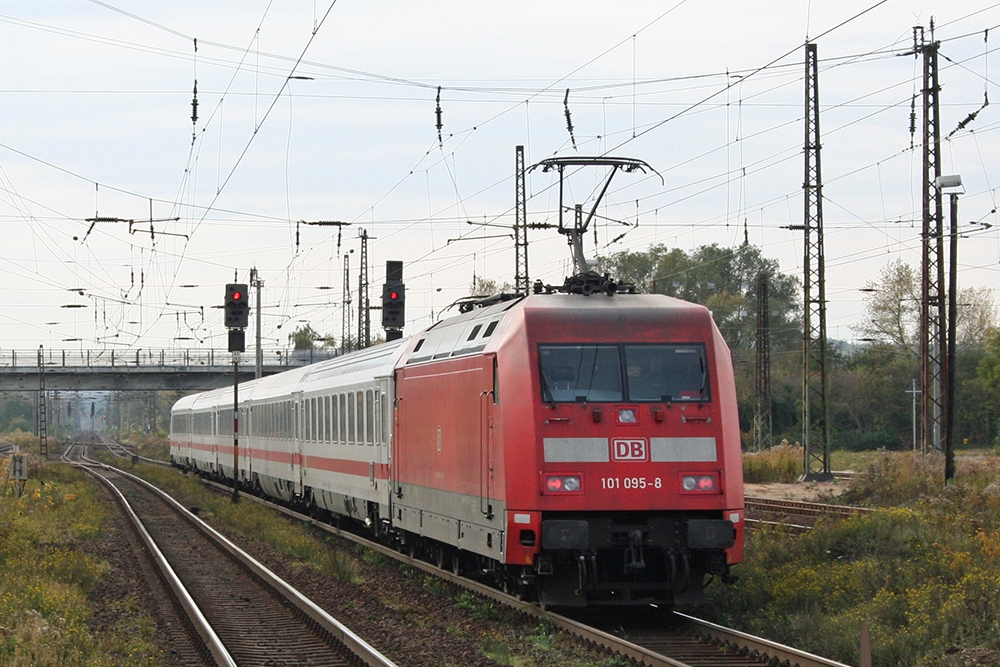 101 095 mit IC 2150 (Stralsund – Halle/Saale – Erfurt - Dsseldorf) (Naumburg/Saale, 22.10.2010) 