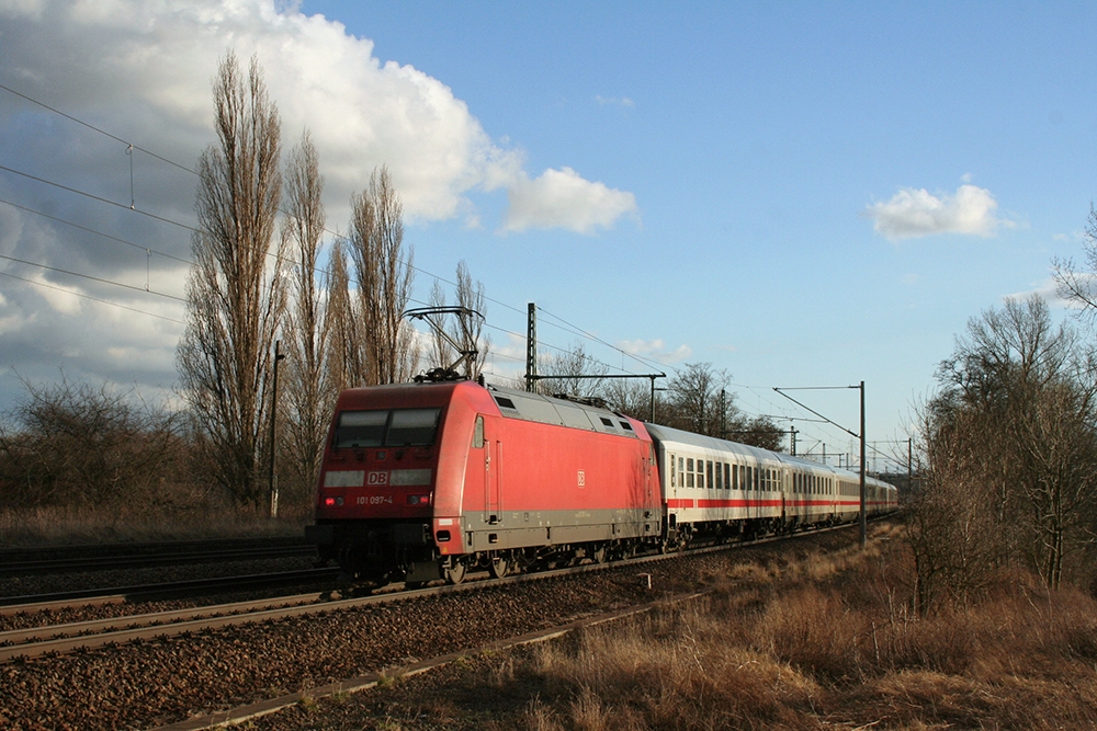 101 097 mit IC 1952 (Dresden – Erfurt – Kln) (Schkortleben, 26.02.2012)