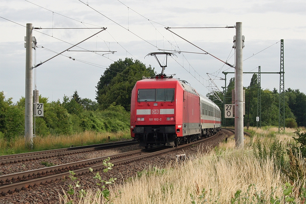 101 102 am Zugschluss des IC 2304 (Nrnberg - Warnemnde) (Schkortleben, 02.07.2011)