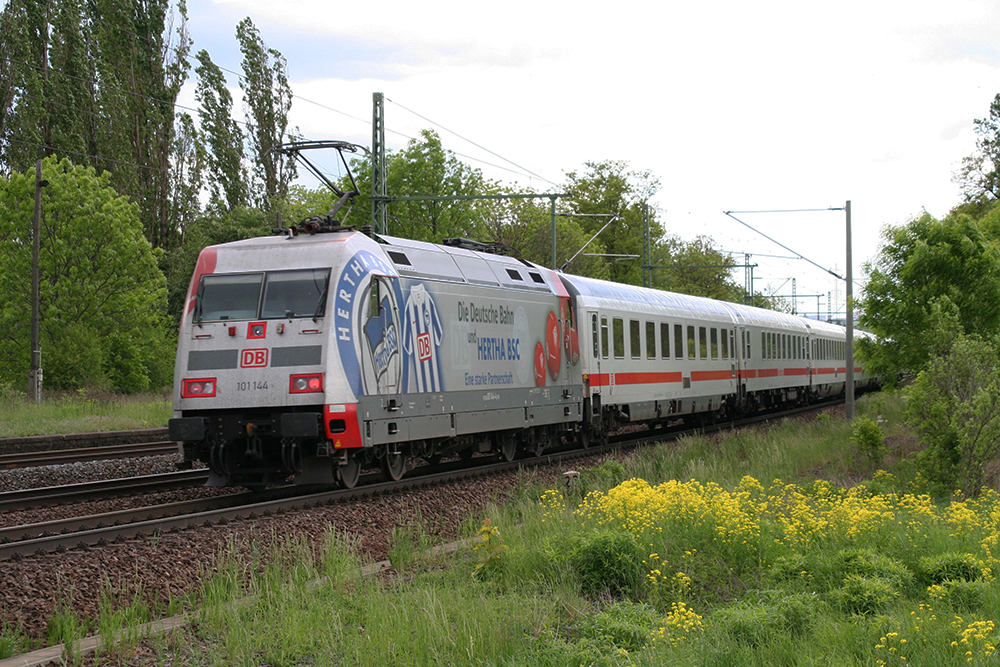 101 144 mit IC 2154 (Leipzig – Frankfurt) (Schkortleben, 16.05.2012)