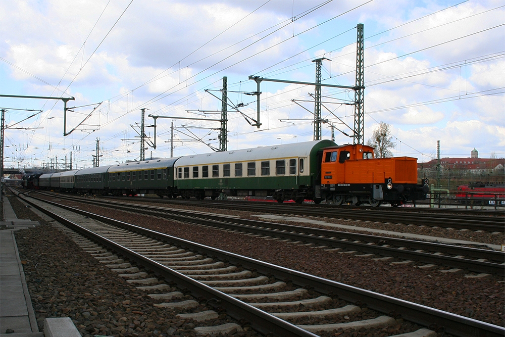 102 188 vom Eisenbahnmuseum Dresden-Altstadt stellt einen Sonderzug Dresden - Freiberg bereit (Dresden Hbf., 01.04.2012)