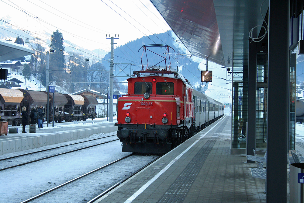 1020.037 der GEG am Zugschluss des IGE-Sonderzuges  Volldampf in die Alpen  (Augsburg - Salzburg - Bischofshofen - Saalfelden - Wrgl - Rosenheim - Augsburg), hier bei der Durchfahrt in Kitzbhel (08.01.2011)