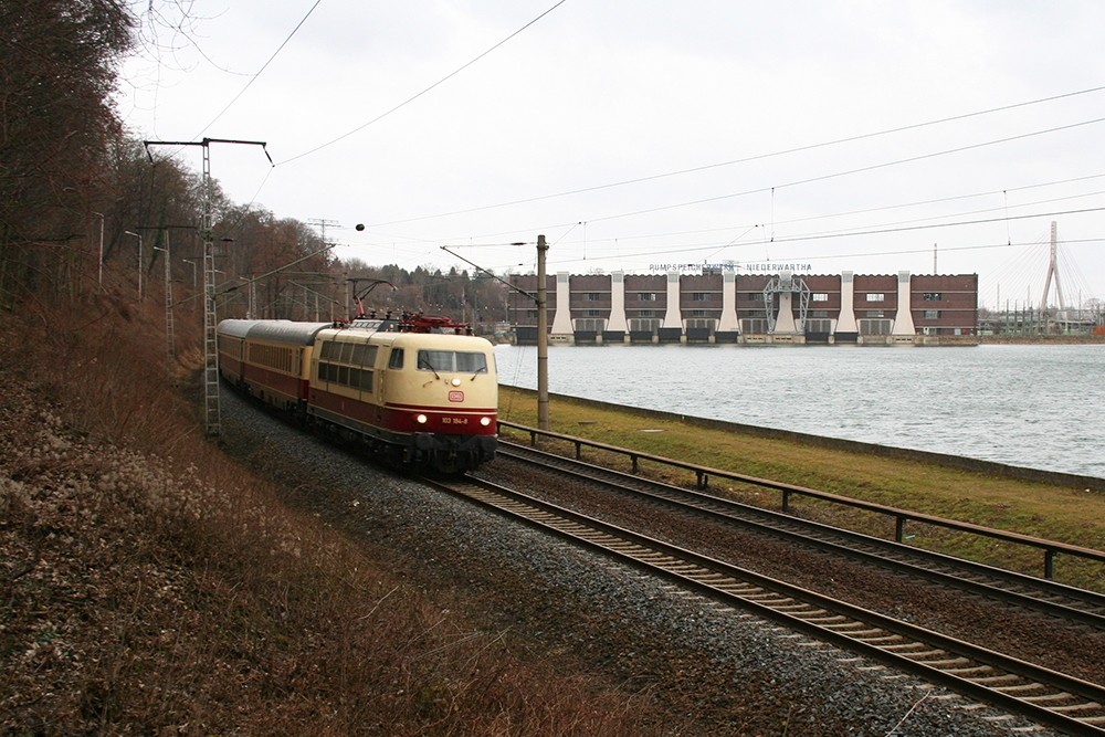 103 184 mit „TEE Rheingold“ von Koblenz ber Berlin nach Dresden (Niederwartha, 11.03.2012)