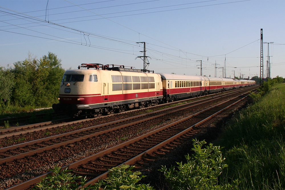 103 235 mit Sonderzug „TEE Rheingold“ von Berlin nach Prtschach am Wrthersee (Grokorbetha, 20.05.2012)