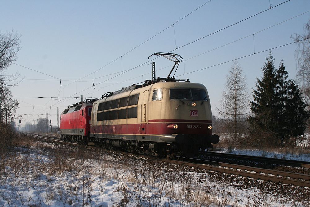 103 245 mit 120 144 im Schlepp in Richtung Dessau (Leiling, 05.02.2012)
