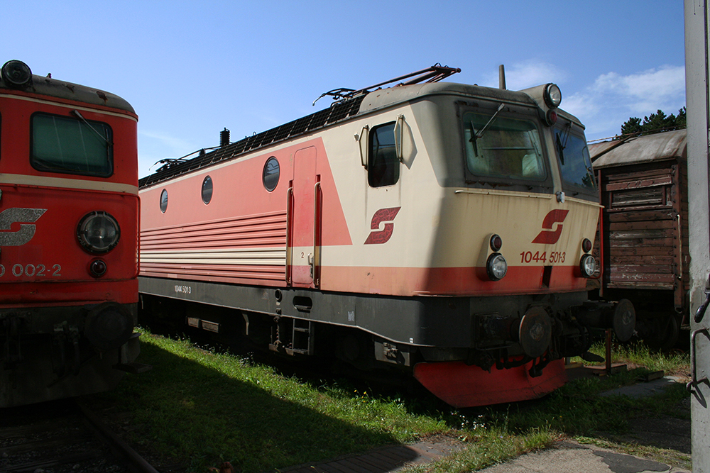 1044 501 (die einzige 1044, die auf 220 km/h umgebaut wurde) vom Eisenbahnmuseum  Heizhaus Strasshof  auf dem Gelnde des Eisenbahnmuseum  Heizhaus Strasshof  (24.08.2012) 