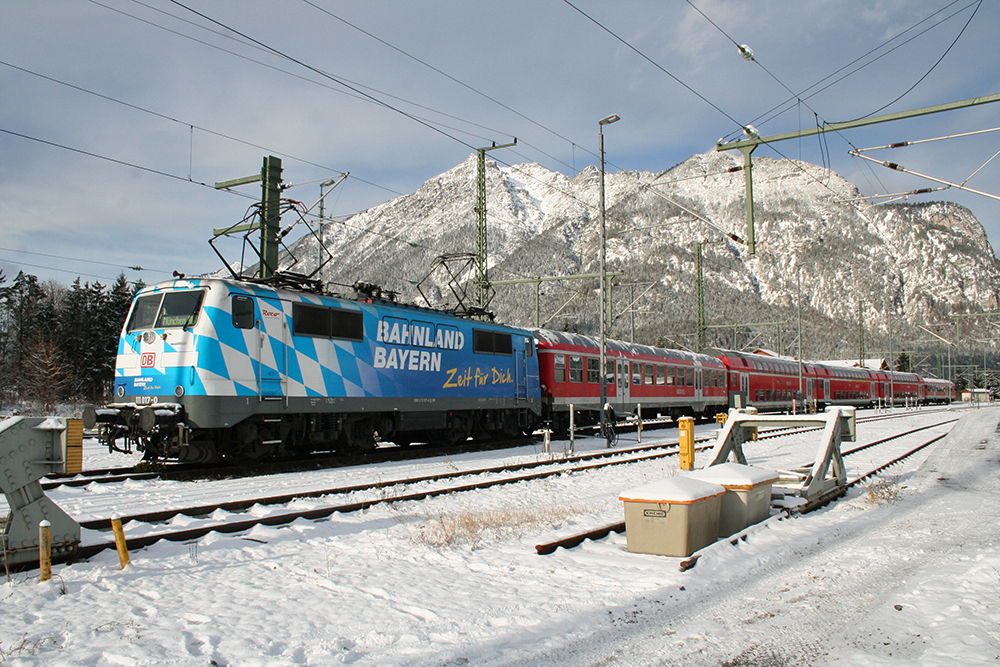 111 017 ( Bahnland Bayern ) abgestellt in Garmisch-Partenkirchen (18.12.2011)
