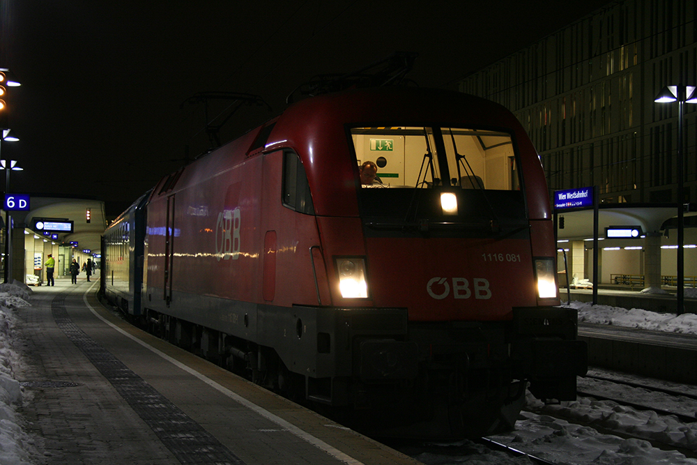 1116 081 mit EN 466 „Wiener Walzer“ (Budapest – Zrich) (Wien-Westbahnhof, 25.01.2013)