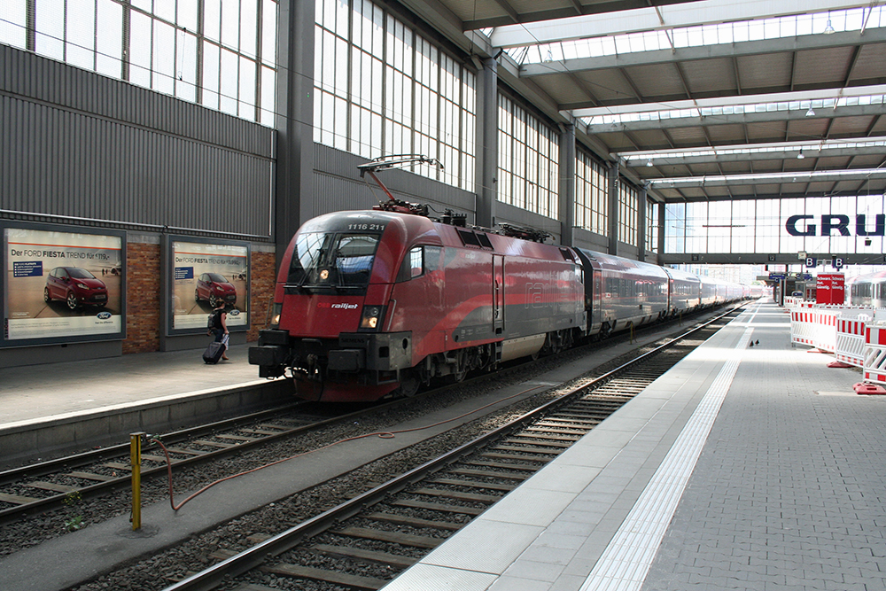 1116 211 mit RJ 60 (Budapest – Wien – Mnchen) (Mnchen Hbf., 05.06.2011)