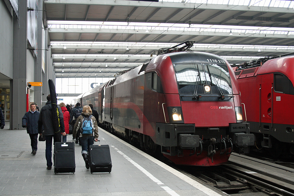 1116 215 mit RJ 69 (Mnchen –Wien) (Mnchen Hbf., 29.01.2011)