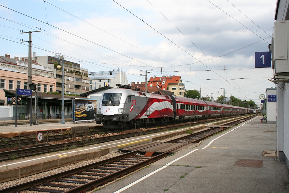 1116 249 mit dem Jubilumszug „175 Jahre Eisenbahn fr sterreich“ als RJ 568 „powered by Industrieland sterreich“ (Wien Westbahnhof – Bregenz) (Wien-Penzing, 08.08.2012)