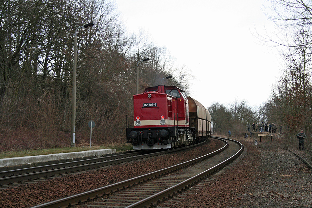 112 708 von Regio Infra Service Sachsen GmbH bei der Plandampfveranstaltung „Dampf trifft Kohle 2011“, hier am Zugschluss eines vollen Kohlezuges von Profen ber Wetterzeube nach Mumsdorf bei der Durchfahrt in Haynsburg (05.02.2011)