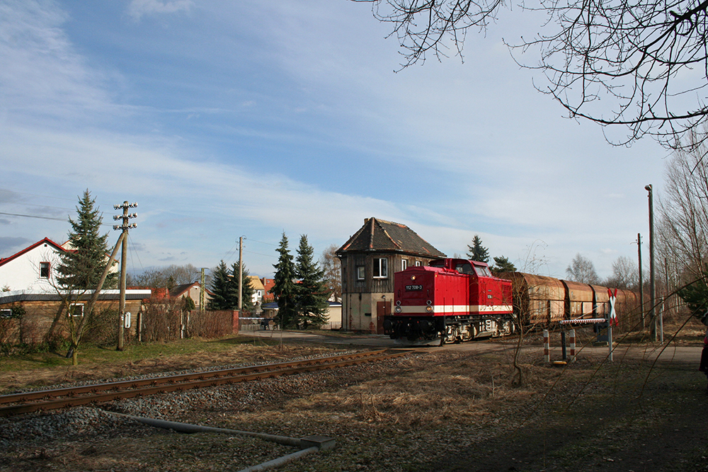 112 708 von Regio Infra Service Sachsen GmbH bei der Plandampfveranstaltung „Dampf trifft Kohle 2011“, hier mit dem Leerkohlezug von Mumsdorf nach Profen kurz nach der Abfahrt in Meuselwitz (06.02.2011)