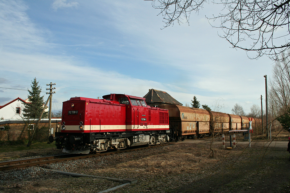 112 708 von Regio Infra Service Sachsen GmbH bei der Plandampfveranstaltung „Dampf trifft Kohle 2011“, hier mit dem Leerkohlezug von Mumsdorf nach Profen kurz nach der Abfahrt in Meuselwitz (06.02.2011)