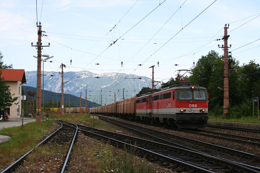 1142 626 und 1142 586 mit einem Holzhackschnitzelzug in Richtung Mrzzuschlag (Eichberg am Semmering, 23.08.2012)