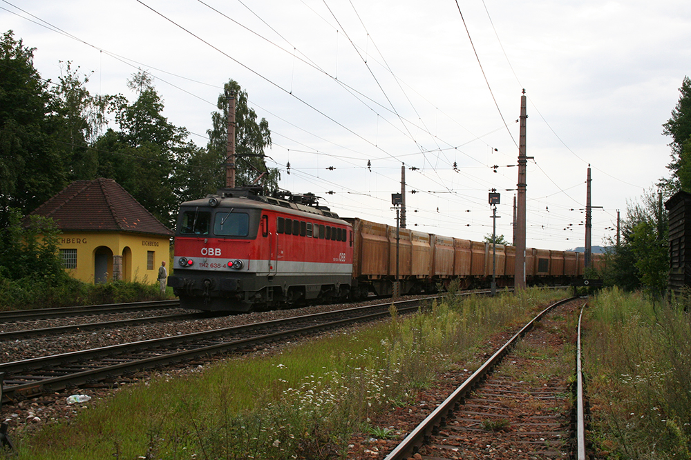 1142 638 als Nachschublok an einem Holzhackschnitzelzug in Richtung Mrzzuschlag (Eichberg am Semmering, 23.08.2012)