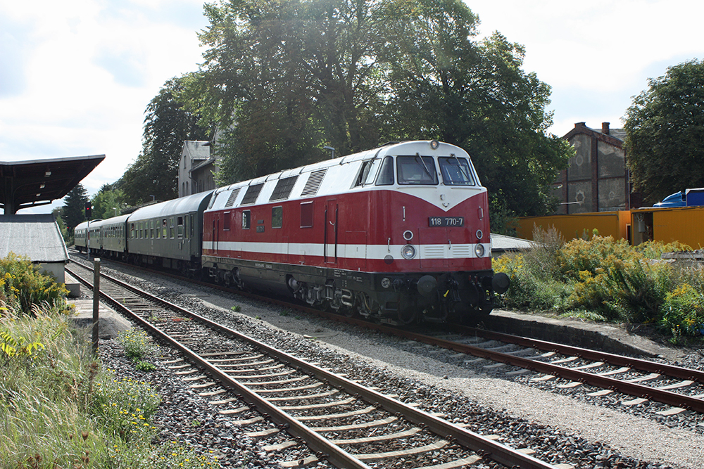 118 770 der IGE Traditionslokomotive 58 3047 e. V. aus Glauchau mit einem Sonderzug von Leipzig nach Freyburg/Unstrut zum dortigen Winzerfest in Teuchern (10.09.2011)