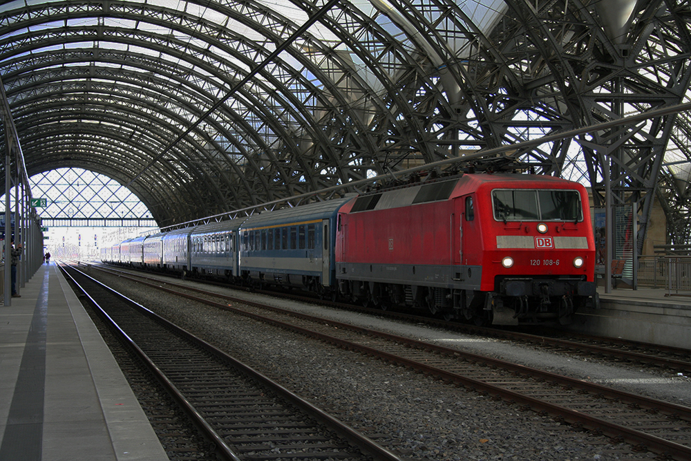 120 108 mit EC 174 (Budapest – Prag – Hamburg) (Dresden Hbf., 11.03.2012)