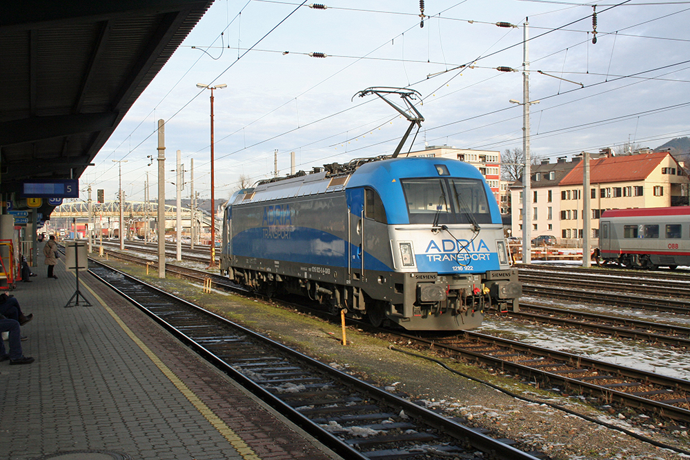 1216 922 von Adria Transport brachte Container zum Containerterminal in Salzburg Taxham und kehrte nun von da zurck (Salzburg Hbf., 07.01.2011)