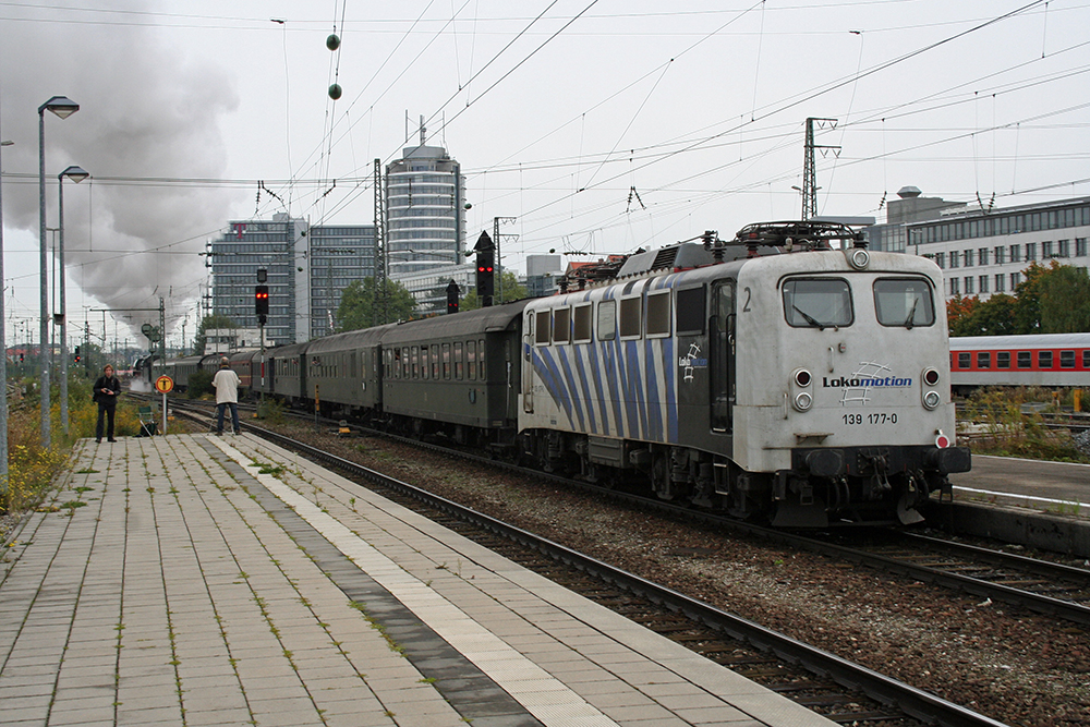 139 177 von Lokomotion am Zugschluss eines mit 01 533 bespannten Sonderzuges von Stuttgart ber Augsburg, Mnchen, Mhldorf und Salzburg nach Ampflwang, hier bei der Abfahrt in Mnchen-Ost (02.10.2010)