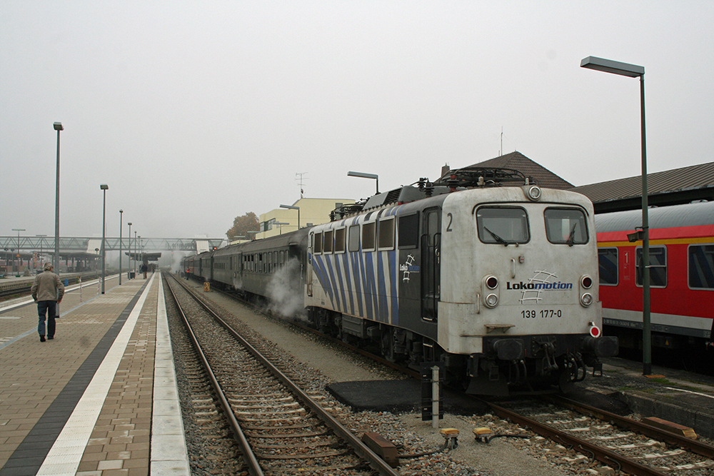 139 177 von Lokomotion am Zugschluss eines mit 01 533 bespannten Sonderzuges von Stuttgart ber Augsburg, Mnchen, Mhldorf und Salzburg nach Ampflwang, hier in Mhldorf am Inn (02.10.2010)