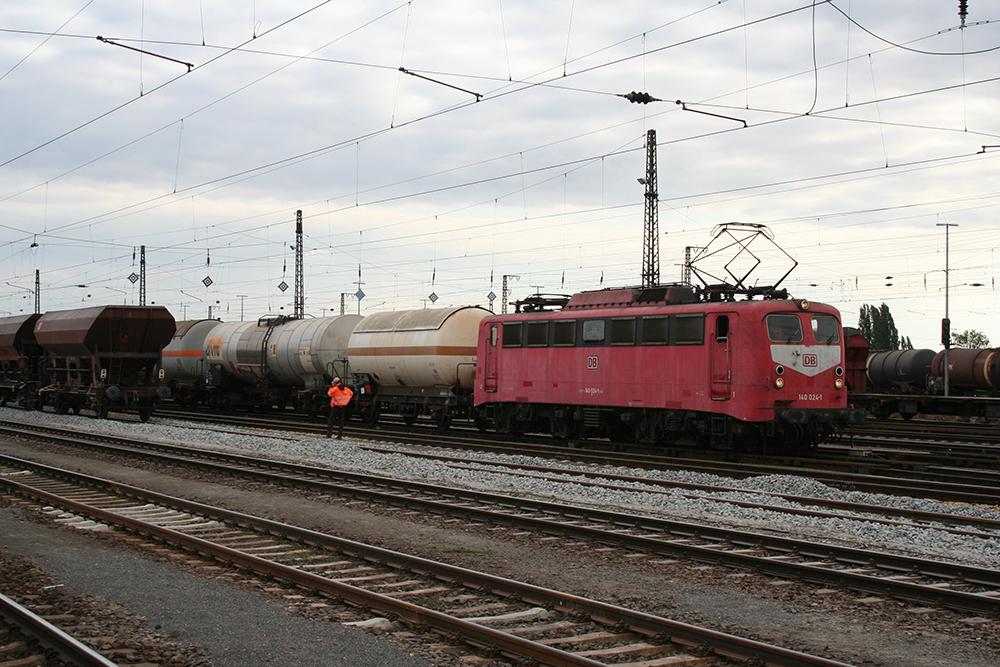 140 024 mit Kesselwagen abfahrbereit in Grokorbetha (30.08.2011)