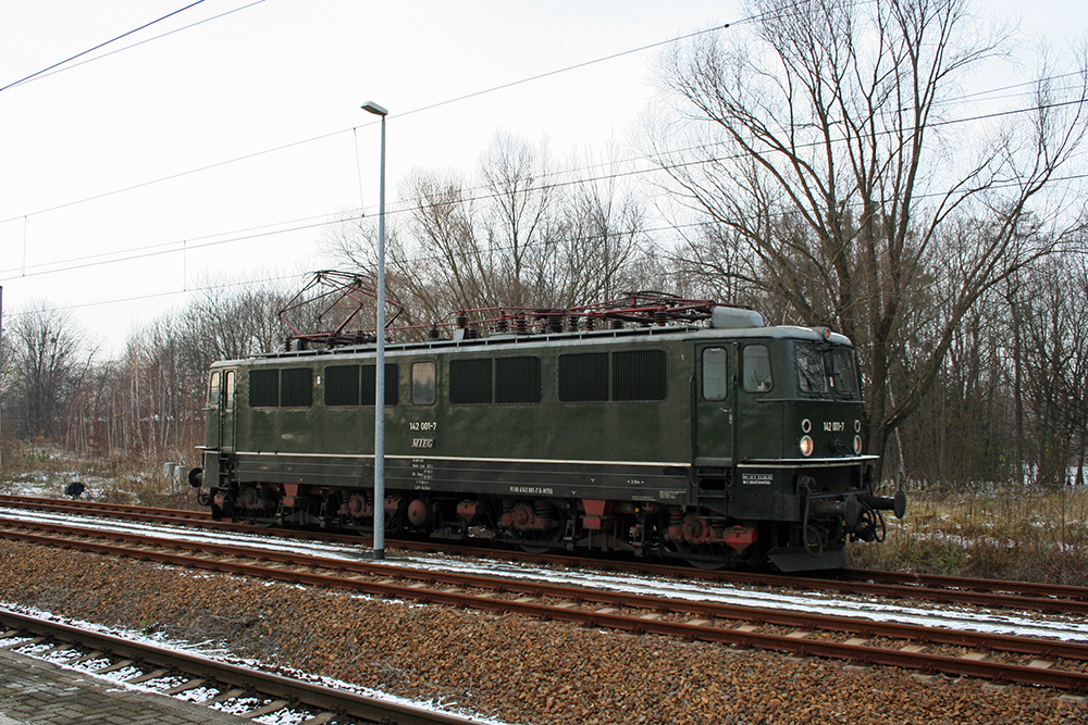 142 001 der MTEG, abgestellt in Pirna (28.11.2010)