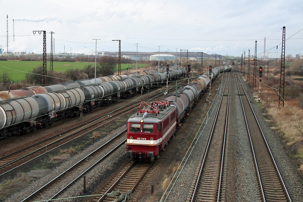 142 110 der Erfurter Bahnservice GmbH mit einem Kesselwagenzug aus Guben bei der Ankunft in Grokorbetha (22.01.2012)