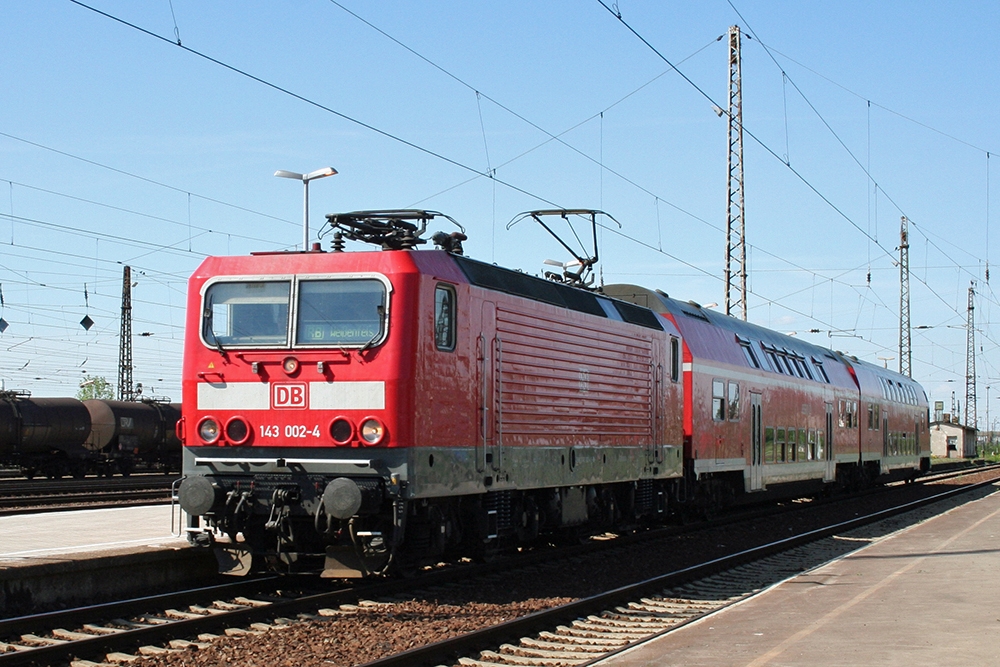 143 002 mit RB 26425 (Leipzig – Weienfels) in Grokorbetha (01.05.2011)