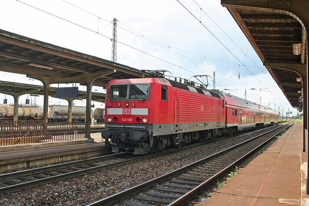 143 139 mit RB 26515 (Halle/Saale – Naumburg/Saale) (Grokorbetha, 06.07.2010)
