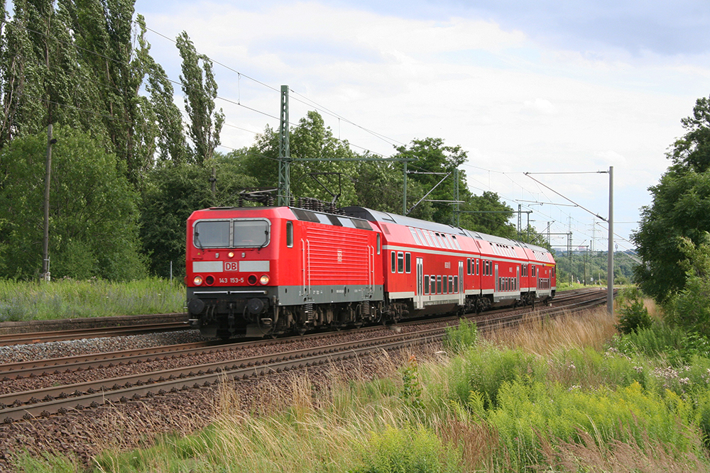 143 153 mit RB 16327 (Eisenach - Halle/Saale) (Schkortleben, 11.07.2012)