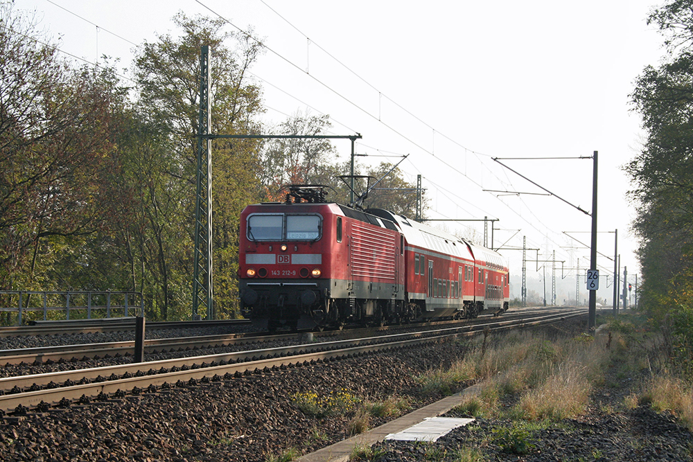 143 212 mit RB 26420 (Weienfels – Leipzig) (Schkortleben, 06.11.2011)
