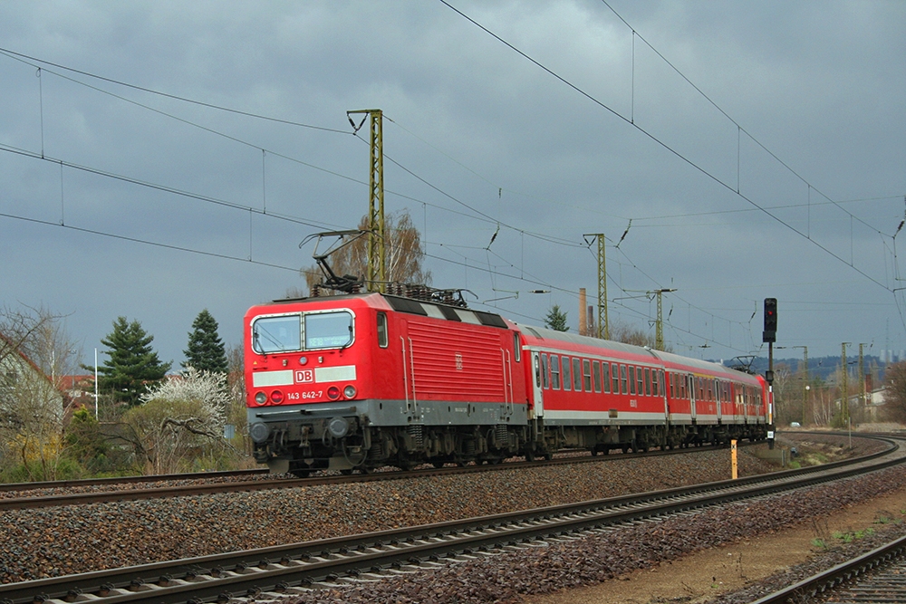 143 233 und 143 642 mit RE 18405 (Cottbus – Dresden) (Coswig bei Dresden, 31.03.2012)