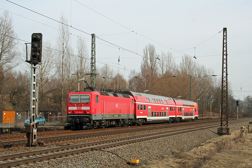 143 244 mit RE 26059 (Leipzig-Thekla – Hoyerswerda) (Leipzig-Thekla, 12.03.2011)