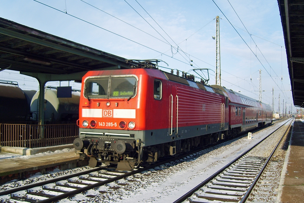 143 285 mit RB 26717 (Leipzig – Weienfels) (Grokorbetha, 20.12.2009)
