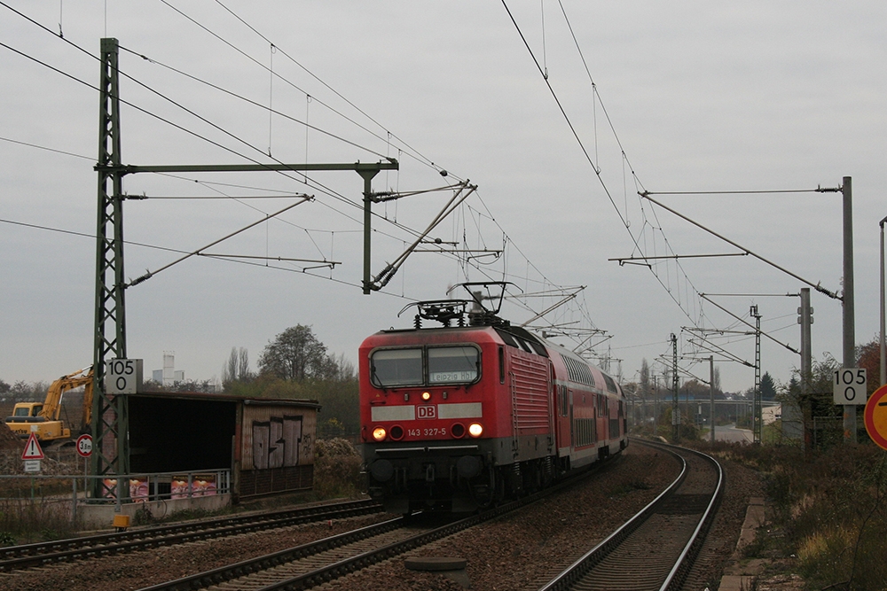 143 327 mit einer S10 (Halle/Saale - Leipzig) nach Leipzig (Schkeuditz, 19.11.2011)
