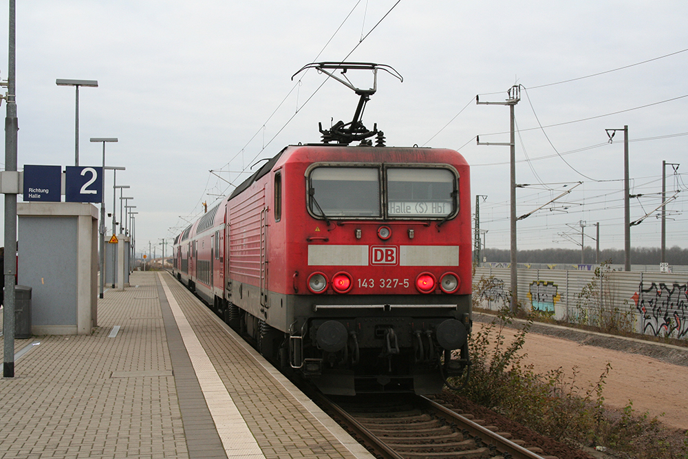 143 327 mit einer S10 (Leipzig - Halle/Saale) nach Halle (Grbers, 19.11.2011)