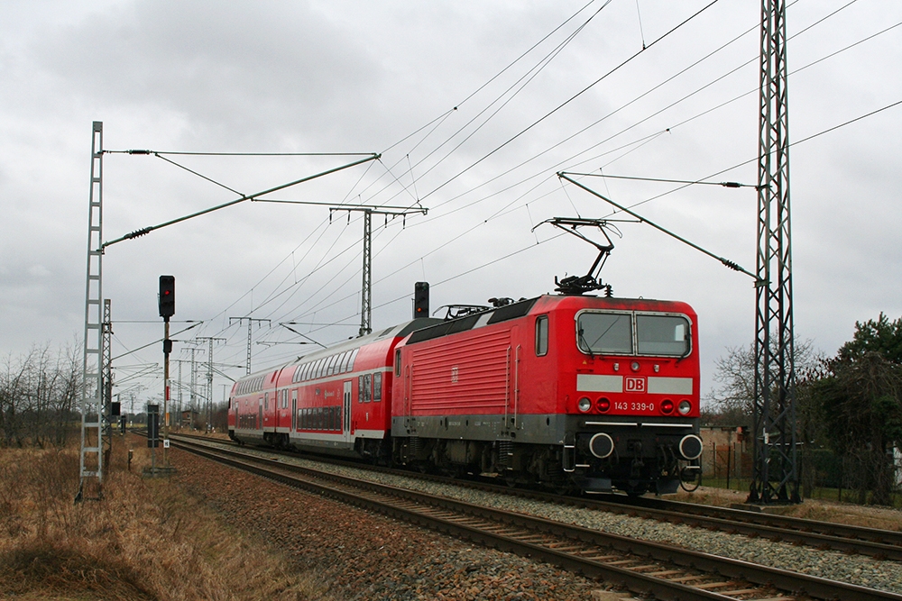 143 339 mit RB 17417 (Elsterwerda – Riesa – Chemnitz) (Zeithain, 11.03.2012)