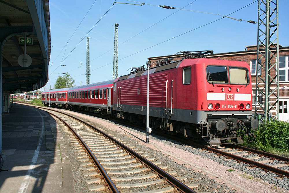 143 806 (Bw Nrnberg) abgestellt mit 2 Wagen fr den RE Zwickau – Berlin (Zwickau, 05.06.2011)