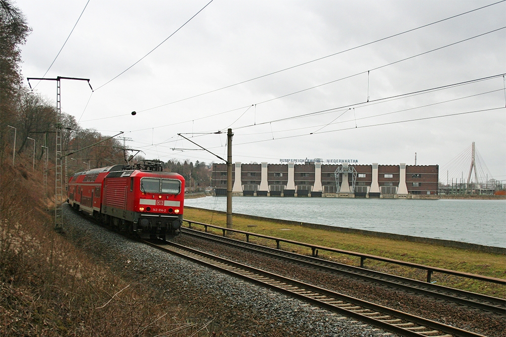 143 814 mit RE 17059 (Hoyerswerda – Dresden) (Niederwartha, 11.03.2012)